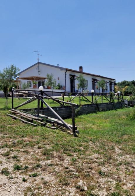 Casale Bianco Al Casello Dell' Autostrada Guidonia Exterior photo